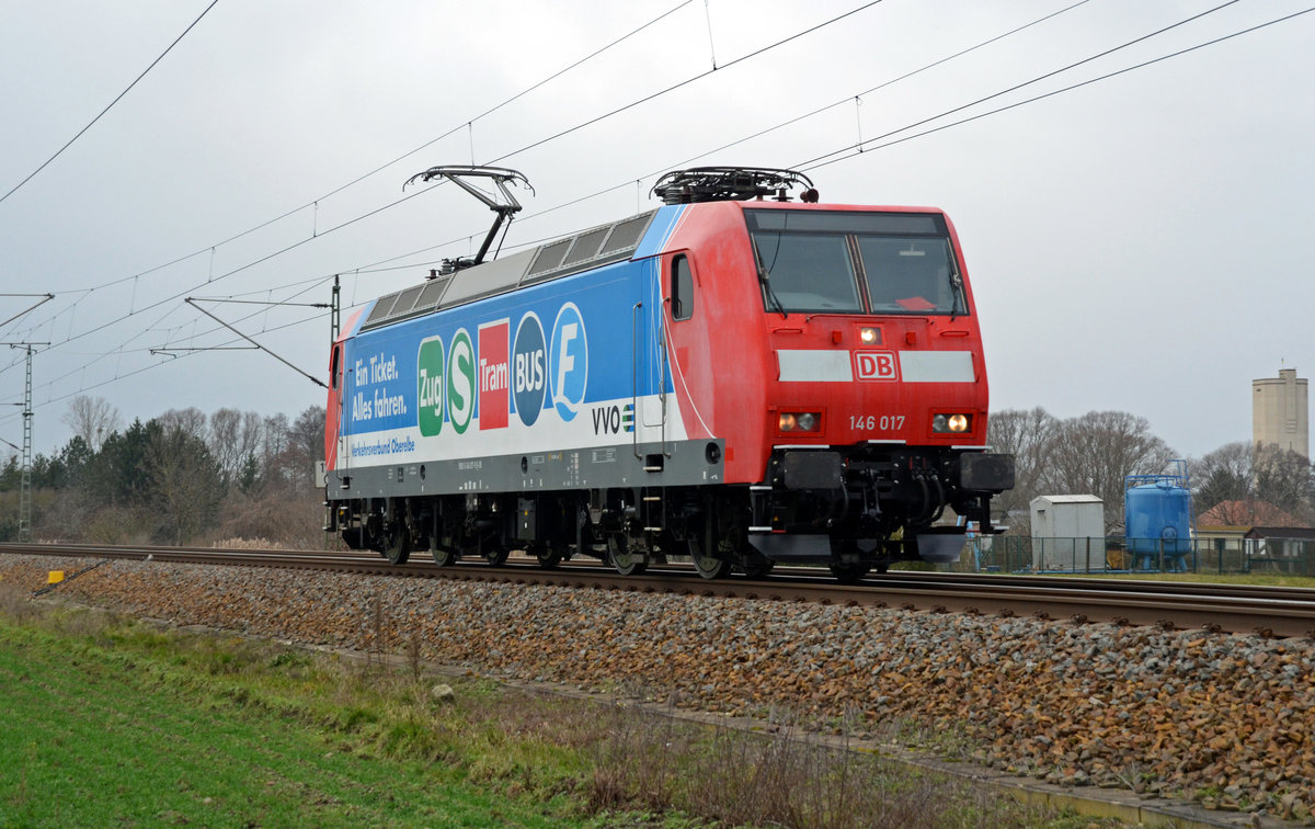 Vom Werk Dessau aus war 146 017 mit ihrer Werbung für den VVO am 06.02.20 auf Probefahrt. Hier rollt sie Lz durch Gräfenhainichen Richtung Wittenberg.