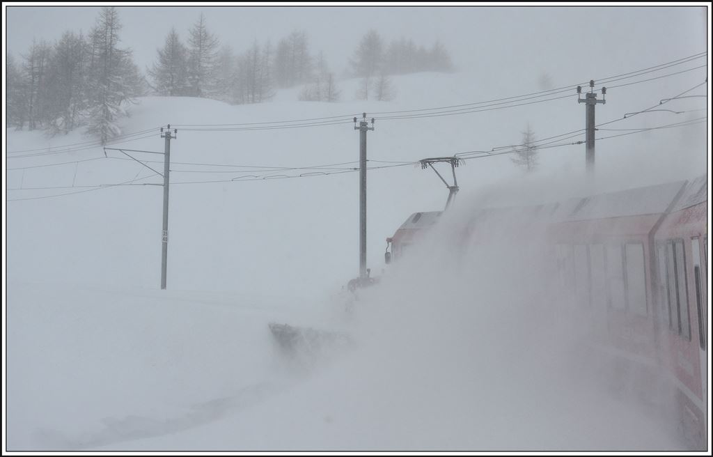 Vom Winde verweht. Der Spurpflug Xk 9143 Vor Zug 1612 pflügt sich durch den Pulverschnee der Alp Bondo. (05.02.2014)