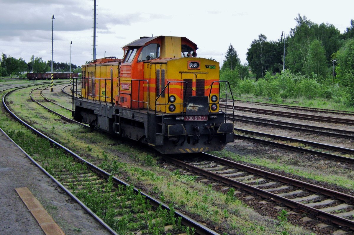 Vom Zug aus wurde am 13 Mai 2012 in Kladno KDS 730 613 fotografiert. Sie tragt noch den Sauer-Farben, hat schon ein kleine KDS-Aufkleber bekommren.