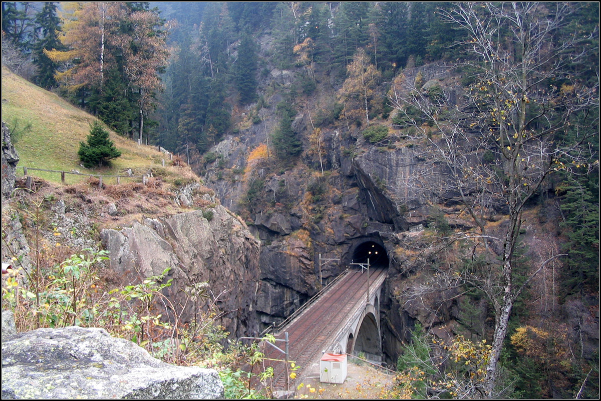 Vom Zug sind nur die Lichter zu erkennen - 

Obere Ausfahrt des Leggistein-Kehrtunnels mit der oberen Meienreussbrücke. 

01.11.2005 (J)