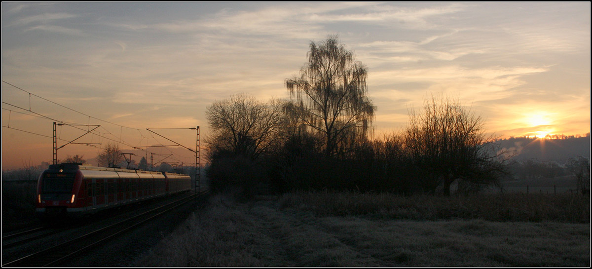 Vom Zug zur Sonne -

Die Sonne kommt gerade über die Schurwaldhöhen hoch, aber ihre Strahlen erreichen die vorbeifahrende S-Bahn noch nicht. Im Remstal bei Weinstadt-Endersbach. 

08.012.2016 (M)
