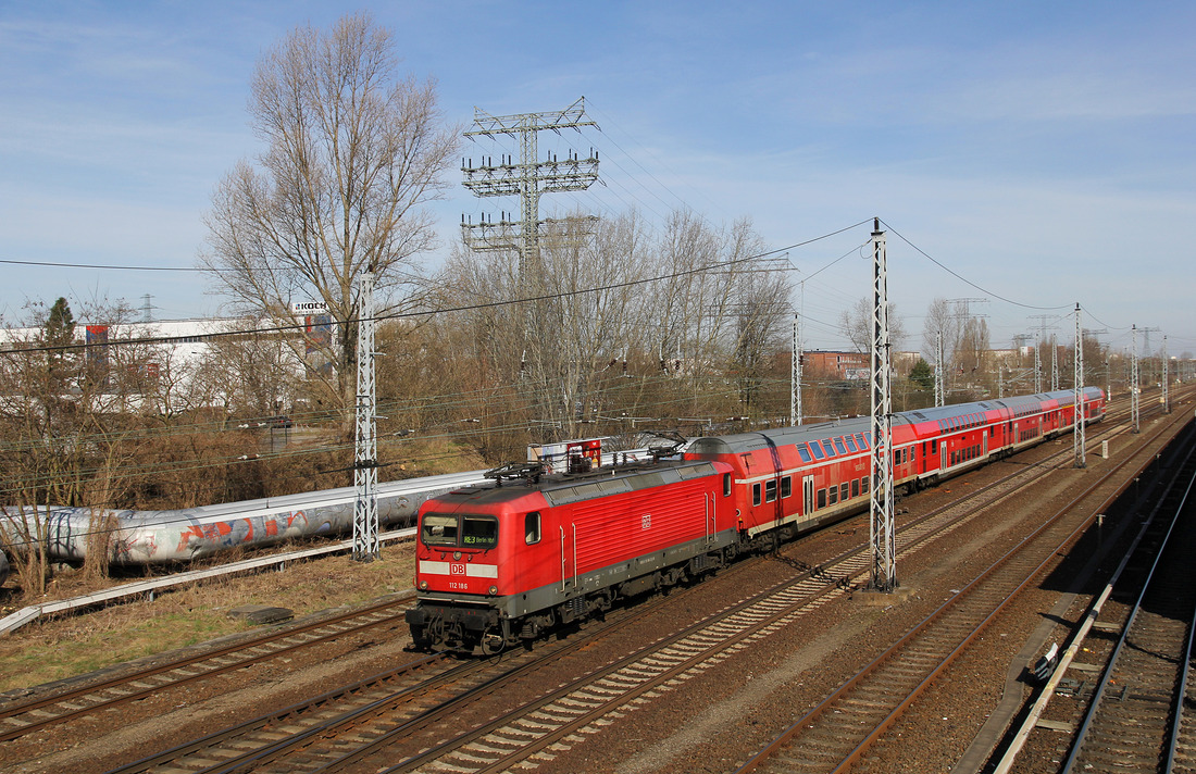 Vom Zugang der S-Bahn-Station Berlin Springpfuhl wurde 112 186 nebst RE 3 fotografiert.
Aufnahmedatum: 7. April 2018