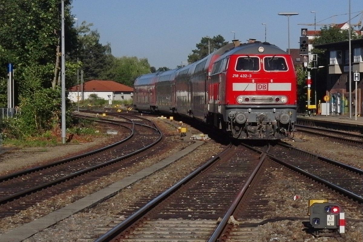 Vom zwischen den Gleisen 4 und 5 liegenden Bahnsteig des Bahnhofs Friedrichshafen wurde 218 432-3 mit dem verspätet einfahrenden IRE 4231, Stuttgart - Lindau, fotografiert. Auf Grund einer Verspätung von 28 Minuten endet am 31.07.2013 die Fahrt dieses Zuges vorzeitig in Friedrichshafen.