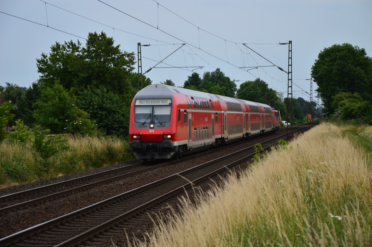 Von der 111 105-3 geschoben, kommt ein RE7 nach Krefeld Steuerwagen voraus vor die Linse. 26.6.2015