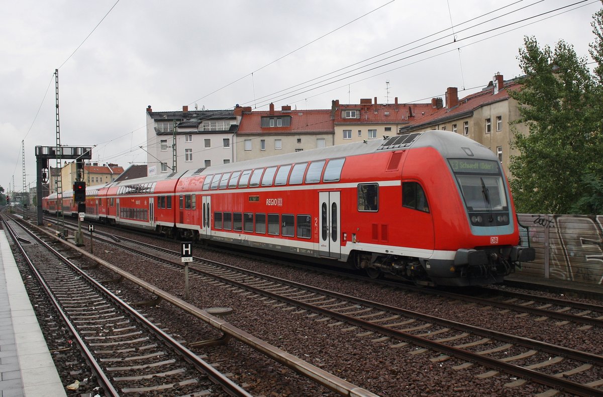 Von 112 119 geführt durchfährt der RE3 (RE3350) von Lutherstadt Wittenberg nach Schwedt(Oder) am 2.8.2016 die S-Bahnstation Berlin Wedding.
