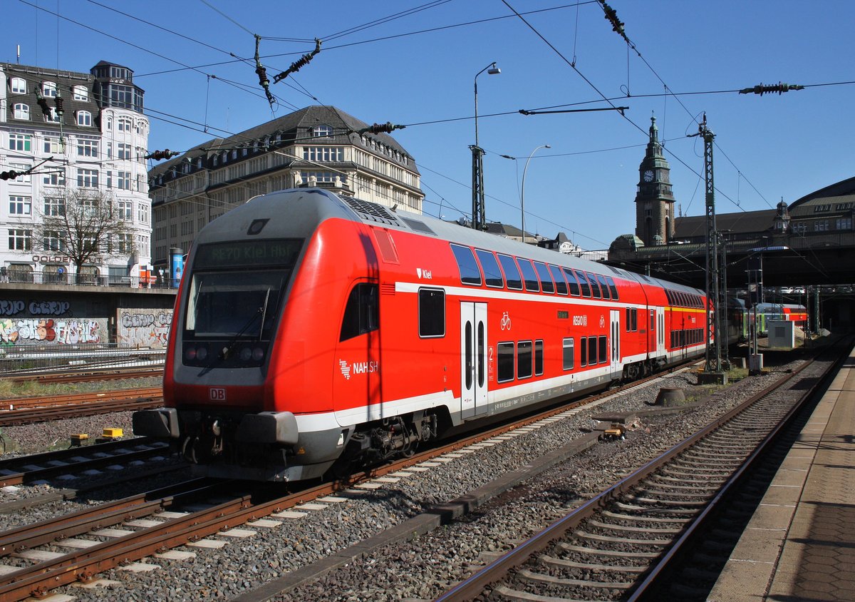 Von 112 173-0 gezogen erreicht ein RE70 (RE21023) aus Kiel Hauptbahnhof am 21.4.2016 den Hauptbahnhof der Hansestadt. 