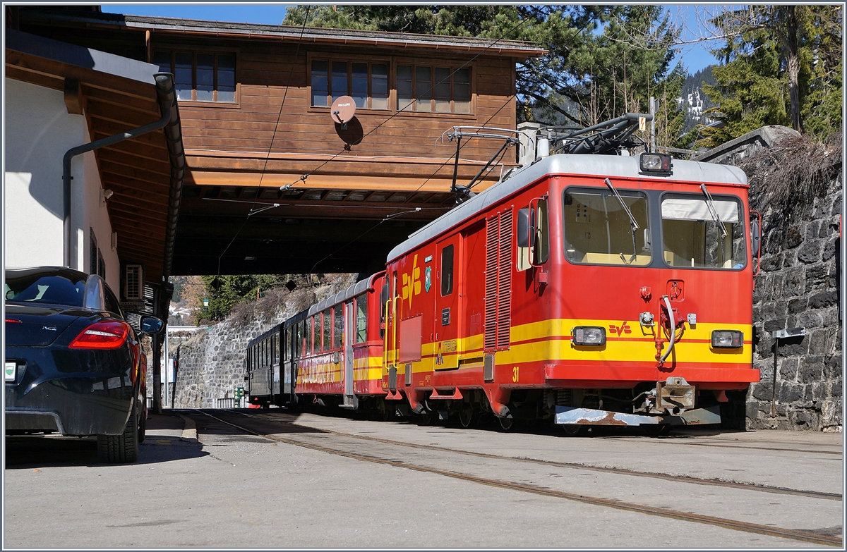 Von 11:30 bis 14:30 verkehren die Züge ab Villars zum Col-de-Bretaye  nur  im Halbstundentakt, somit haben die  Viertelstundentakt -Kompositionen eine länger Mittagspause, wie hier die TPC BVB HGe 4/4 31 in Villars sur Ollon.

5. März 2019