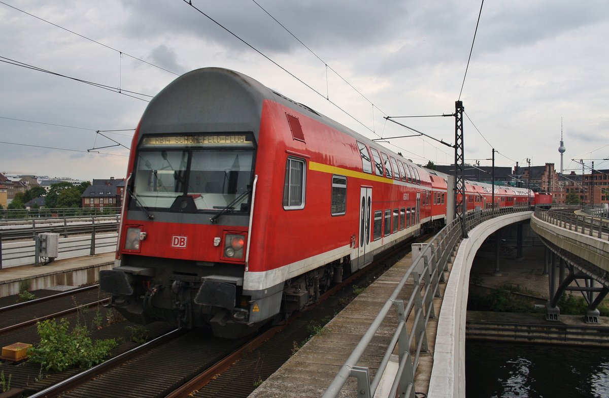 Von 143 306-9 geführt verlässt die RB14 (RB18931)  Airport-Express  von Nauen nach Berlin Schönefeld Flughafen am 2.8.2016 den Berliner Hauptbahnhof. 