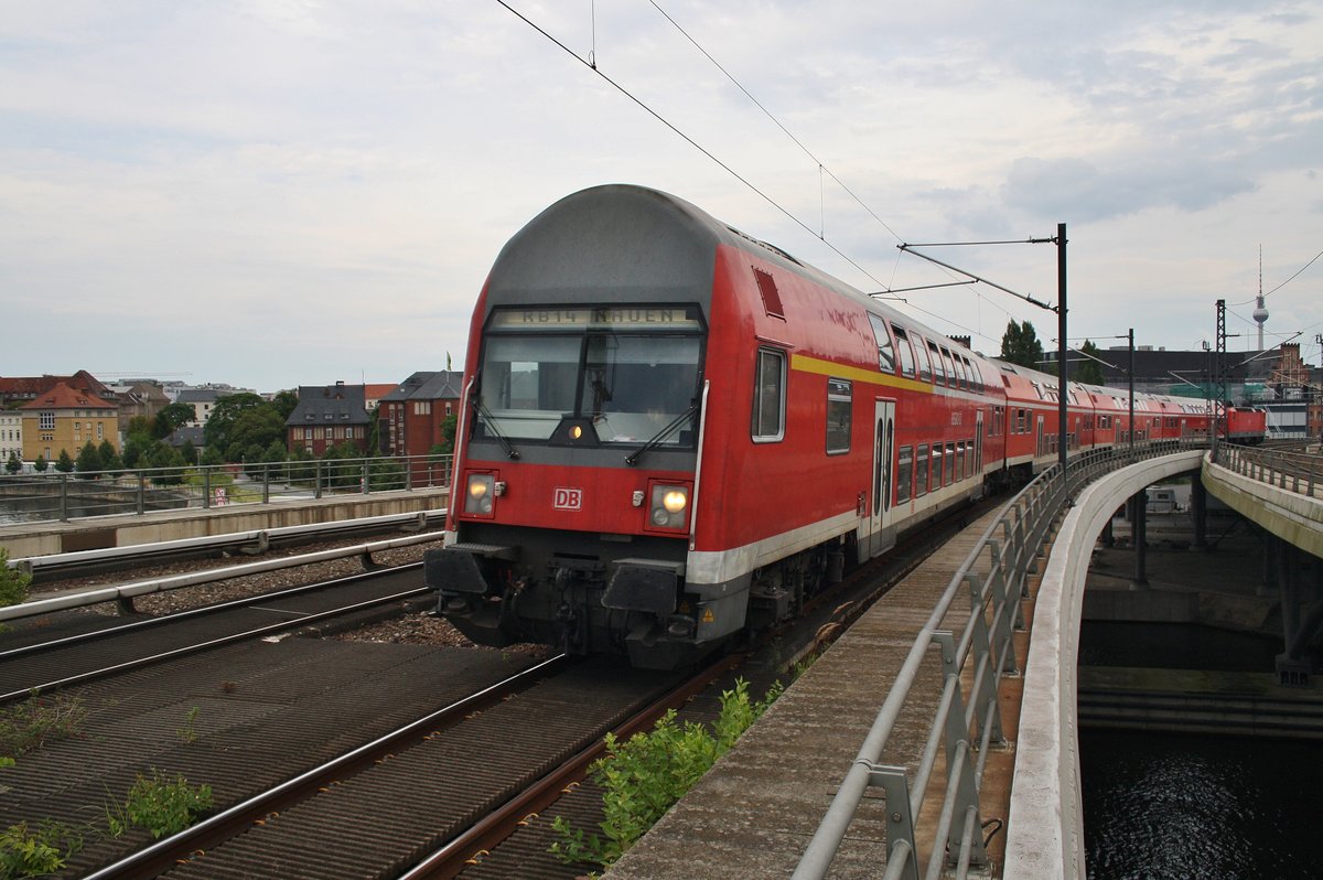 Von 143 306-9 geschoben erreicht die RB14 (RB18928)  Airport-Express  von Berlin Schönefeld Flughafen nach Nauen am 31.7.2016 den Berliner Hauptbahnhof.