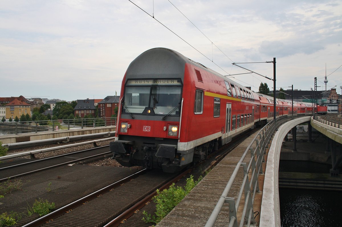 Von 143 306-9 geschoben erreicht die RB14 (RB18928)  Airport-Express  von Berlin Schönefeld Flughafen nach Nauen am 31.7.2016 den Berliner Hauptbahnhof.