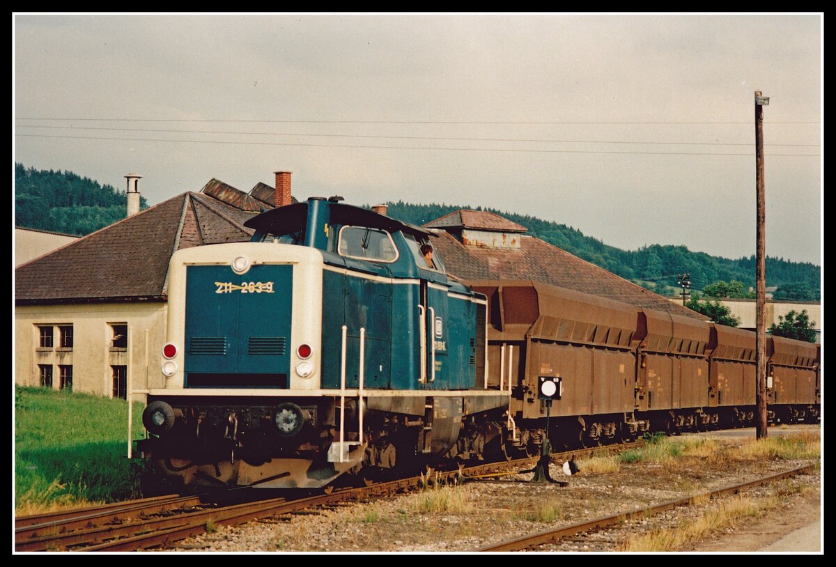 Von 1856 bis 1996 betrieb die  Wolfsegg Traunthaler Kohlenwerks - und Eisenbahngesellschaft  in Ampflwang einen Braunkohlebergbau. Zu den Anlagen gehörte auch die 10 Kilometer lange Werkbahn von Ampflwang nach Timelkam. Der Betrieb wurde mit werkseigenen Werkloks im Eigenbetrieb geführt.
Bild :Werklok (Ex 211 263) steht am 27.07.1989 mit einigen Kohlewagen am Bahnhof Ampflwang. Heute werden die Anlagen und die Werkbahn von der ÖGEG museal genützt.