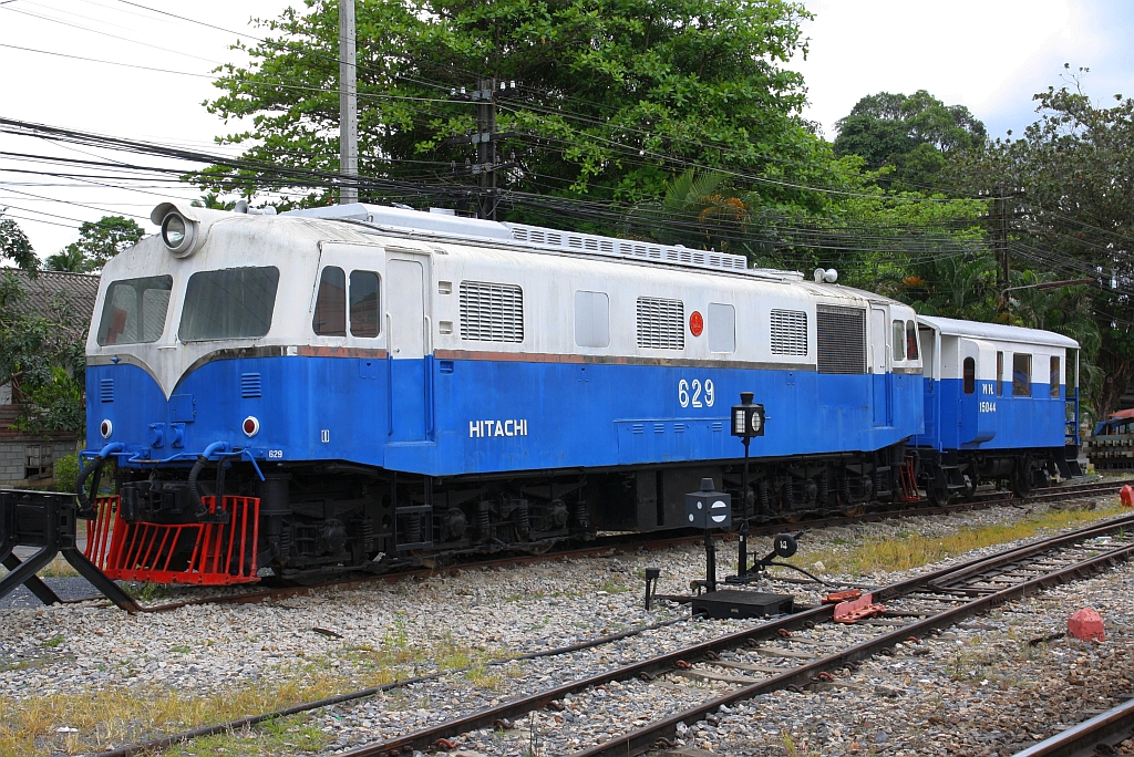 Von 1958 bis 1961 hat Hitachi 20 Stück diesel-elektrische Co'Co' Lokomotiven mit den Betriebsnummern 611-630 für Thailand gebaut. Die Hitachi 629 wurde äusserlich aufgearbeitet und in der Thung Song Junction auf dem Gleisstutzen beim Zugang zum Depot aufgestellt. Bild vom 08.Jänner 2023.