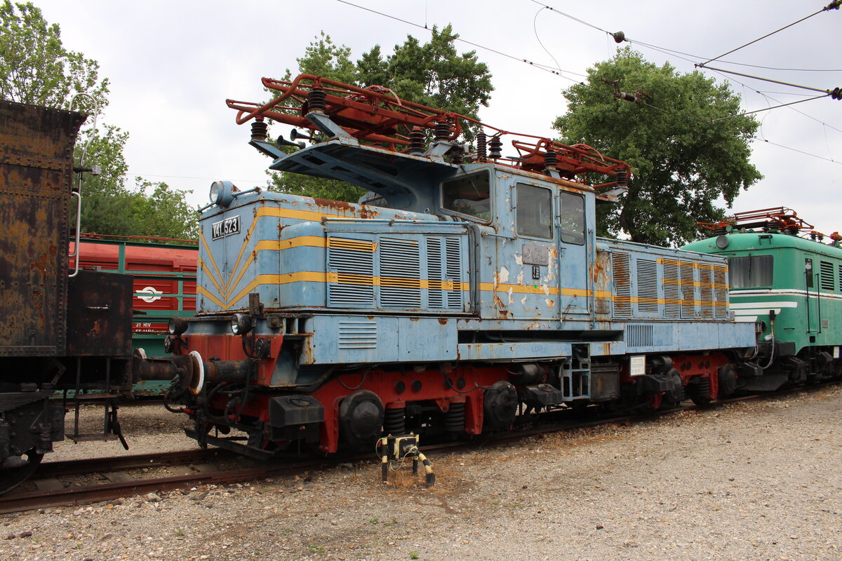 Von 1958 bis 1962 wurde die Reihe V41 von GANZ in Budapest gebaut und waren bis 1970 rund um Budapest im Einsatz.
Die V41.523 ist im Bahnhistorischen Park Budapest erhalten wo sie am 5.6.2022 zu sehen war.