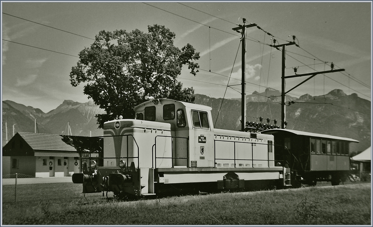 Von 1988 bis 1998 fuhren im Tourismus- bzw. Museumsbahn-Verkehr Reisezüge unter dem Namen  Rive Bleue Express  von Bouveret nach Evian und zurück. Dafür hatte die RBE Bahn eine E 3/3 (Tigerli) und die hier abgebildete BB 71010 (ex SNCF/Baujahr 1965) zur Verfügung. Obwohl seit fünf Jahren infolge schlechten Gleiszustandes keine Züge mehr nach Evian verkehrten, stand im Mai 2003 die BB 71010 mit einem O-C Wagen weiterhin in Bouveret, wohl in der Hoffung, dass eines Tages wieder nach Evian gefahren werden kann. 
Analoges Bild vom Mai 2003