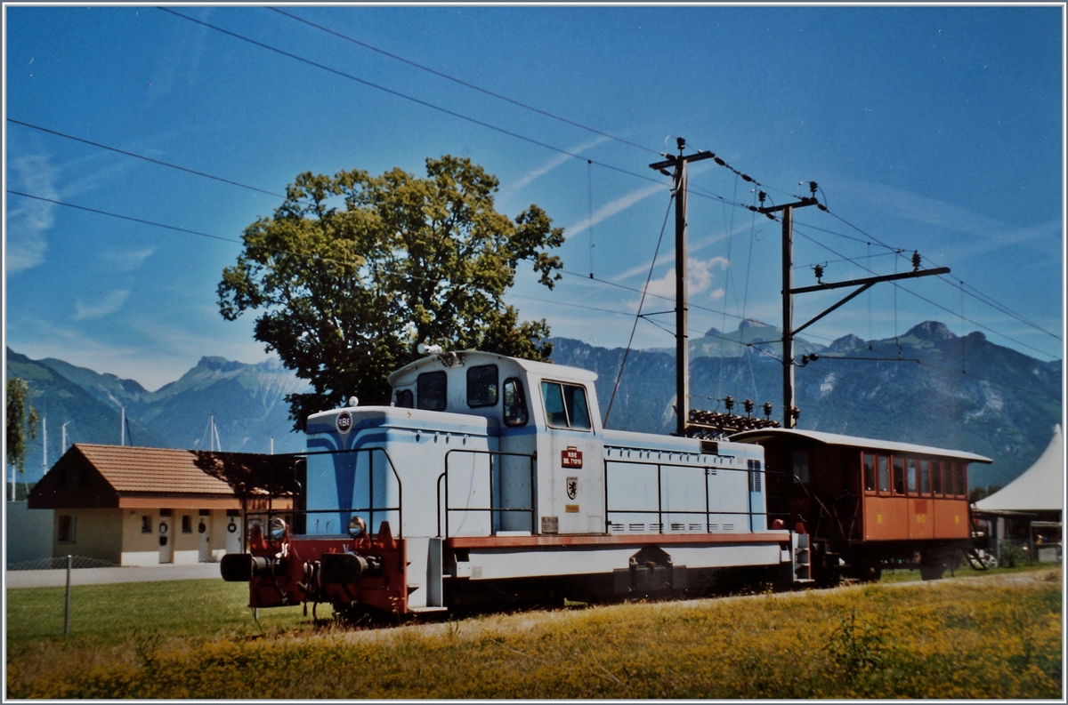 Von 1988 bis 1998 fuhren im Tourismus- bzw. Museumsbahn-Verkehr Reisezüge unter dem Namen  Rive Bleue Express  von Bouveret nach Evian und zurück. Dafür hatte die RBE Bahn eine E 3/3 (Tigerli) und die hier abgebildete BB 71010 (ex SNCF/Baujahr 1965) zur Verfügung. 
Obwohl seit fünf Jahren infolge schlechten Gleiszustandes keine Züge mehr nach Evian verkehrten, stand im Mai 2003 die BB 71010 mit einem O-C Wagen weiterhin in Bouveret, wohl in der Hoffnung, dass eines Tages wieder nach Evian gefahren werden kann. 

Analoges Bild vom Mai 2003