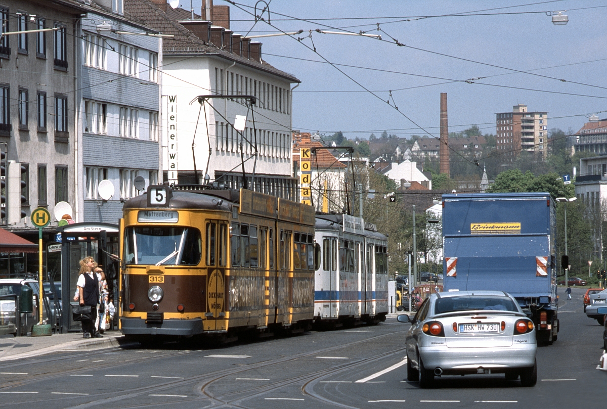 Von 1997 bis 1999 waren die Wagen 313 und 308 als Doppelzug fest gekuppelt vorwiegend im Verstärkerverkehr im Einsatz (Kassel, Am Stern, August 1997).