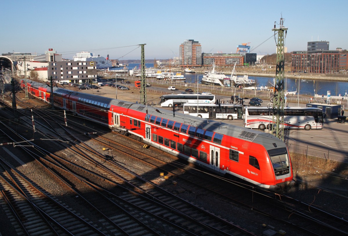 Von 218 470-3 gezogen, ist der RE83 (RE21629) von Kiel Hbf. nach Lübeck Hbf. auf dem Weg zur Bereitstellung. (16.3.2016) 