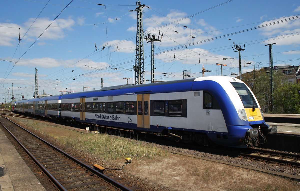 Von 251 008-9 geschoben erreicht der RE6 (NOB81715) aus Westerland auf Sylt das Ziel der Fahrt Hamburg-Altona. (21.4.2016) 