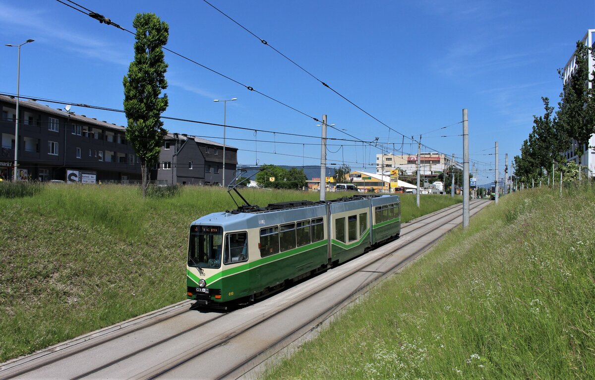 Von 2.5.2022 bis 9.9.2022 fahren wegen Bauarbeiten zwischen dem Jakominiplatz Graz und Andritz auf den Linien 3 und 5 Schienenersatzverkehrbusse.
Die Linie 3 (Andritz - Krenngasse) und die Linie 5 (Andritz - Puntigam) werden in dieser Zeit als E3/5 zwischen Krenngasse und Puntigam geführt.
Am Vormittag des 19.5.2022 fährt der SGP Wagen Nr. 610 bei der Halte Brauhaus Puntigam seinem Ziel Puntigam entgegen.