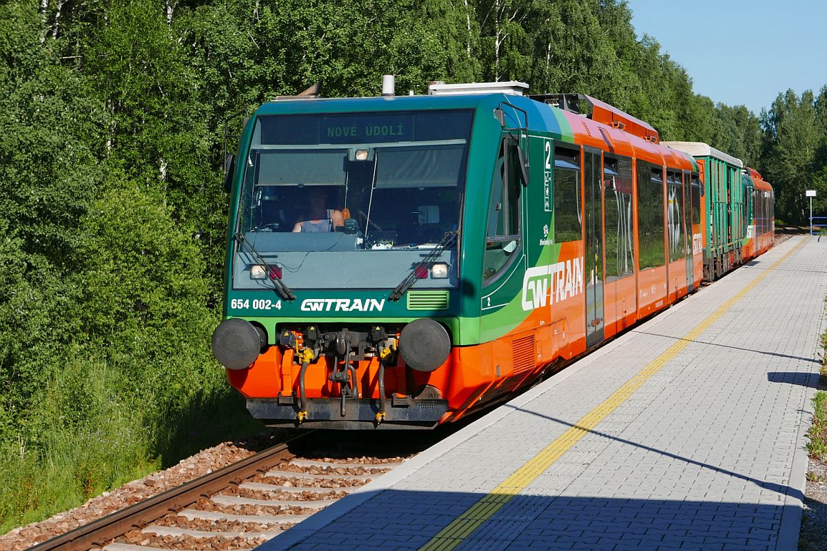 Von České Budějovice kommend und dem Ziel Nové Údolí erreicht 654 002-4 (95 80 0654 002-4 D-GWTR) der GW TRAIN mit einem Fahrradwagen und einem weiteren Triebwagen der Baureihe 654 am 28.06.2019 die Haltestelle Horní Planá zastávka, die nur wenige hundert Meter entfernt vom Lipno-Stausee liegt.
