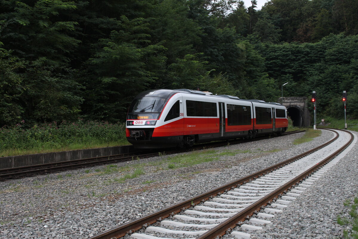 Von 27.8.2022 bis 4.9.2022 war die steirische Ostbahn zwischen Gleisdorf und Fehring wegen Bauarbeiten gesperrt und Züge wurden im Schienenersatzverkehr geführt.
Die REX-Züge 1756 - 1764 wurden von Gleisdorf nach Graz Hbf als Leerpersonenzug geführt so auch der SLPNV82654 mit dem 5022 034 am 1.9.2022 in Laßnitzhöhe.