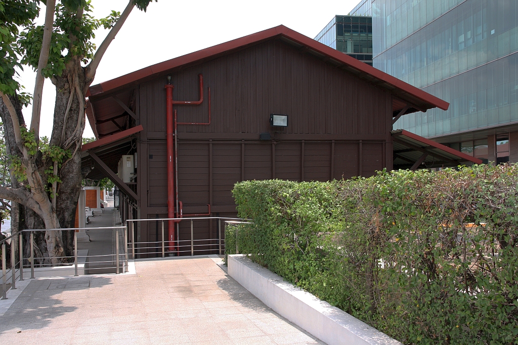 Von den 3 Lagerhäuser der 2003 geschlossenen alten Thon Buri Station sind noch 2 erhalten und unter Denkmalschutz gestellt. -  Das Bild vom 24.März 2024 zeigt das, von einem Naturlehrpfad umgebene, ehemalige 3. Lagerhaus welches zur Lagerung wertvoller historischer Gegenstände dient und verschiedene Büroräume beherbergt.