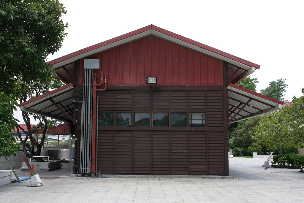 Von den 3 Lagerhäuser der 2003 geschlossenen alten Thon Buri Station sind noch 2 erhalten und unter Denkmalschutz gestellt. - Das Bild vom 24.März 2024 zeigt das, von einem Naturlehrpfad umgebene, ehemalige 1. Lagerhaus welches ein großes historisches Holzboot beherbergt, zur Lagerung wertvoller historischer Gegenstände dient sowie verschiedene Büroräume beherbergt.