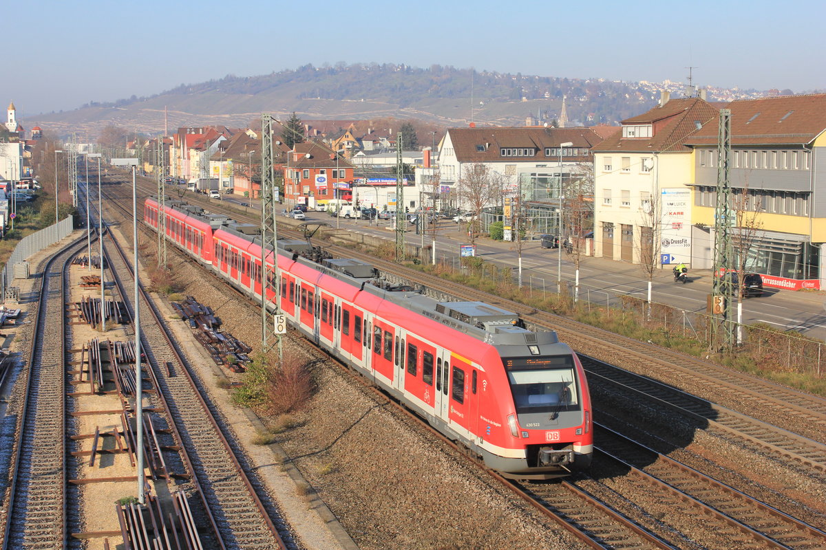 Von 430 522 angeführter Vollzug als S1 Böblingen-Plochingen am 05.12.2019 in Oberesslingen. 