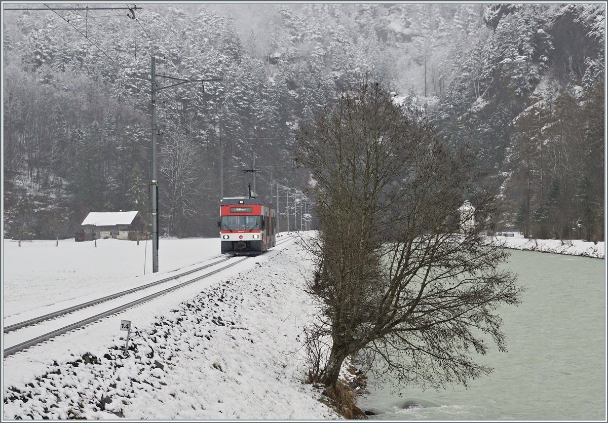 Von der Aareschucht kommend erreicht Zentralbahn Be 125 013 garstigem Wetter in Kürze die Haltestelle Aareschucht West. 

16. März 2021 