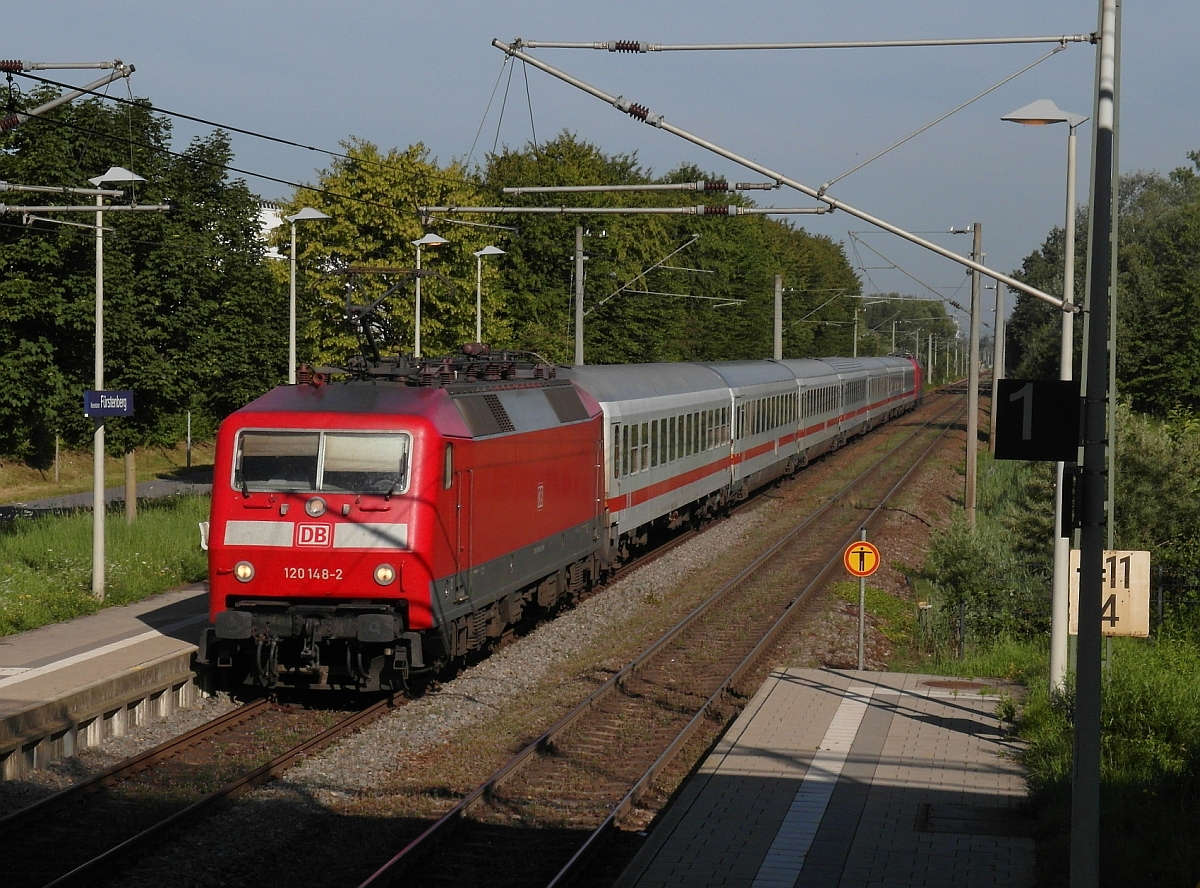 Von der Abstellgruppe in Singen kommend durchfährt 120 148-2 mit ihren leeren Wagen am 19.07.2014 auf der Fahrt nach Konstanz die Haltestelle Konstanz-Fürstenberg. In Konstanz wird die 120er ihre Fahrt als IC 2006 'BODENSEE' nach Emden beginnen.