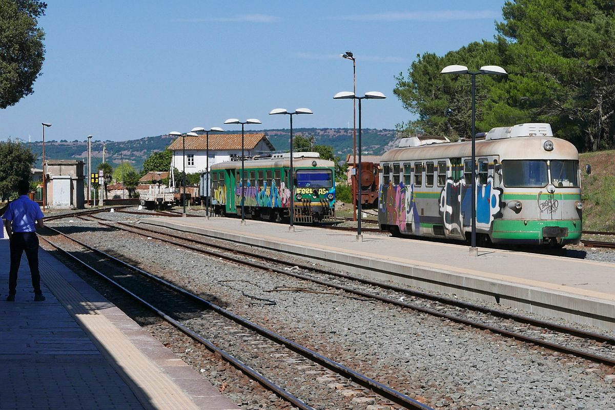 Von der Abstellung am Lokschuppen kommend hat der hintere, eckige Triebwagen ADe 98 gerade den ADe 10 passiert und befindet sich am 01.10.2019 auf Rangierfahrt im Bahnhof von Mandas, um wenigen Minuten später vom vorderen Gleis seine Fahrt nach San Gottardo (Ortsteil von Cagliari) zu beginnen. Wie bereits im Text zum vorherigen Bild beschrieben, wurde auf der Schmalspurstrecke zwischen Arbatax und Cagliari kein einziger Triebwagen gesichtet, der nicht verschmiert war.