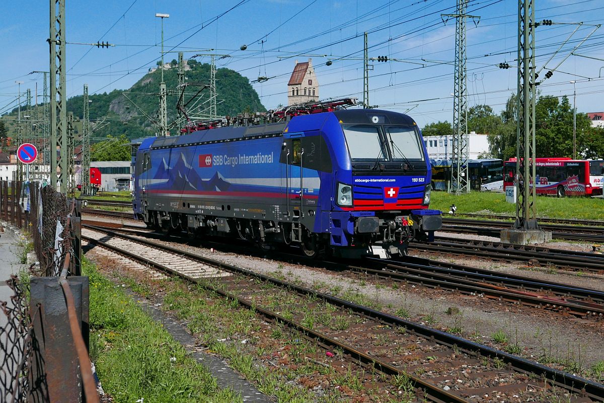 Von der Abstellung kommend fährt 193 523 im Bahnhof von Singen (Hohentwiel) zu einem bereitgestellten Güterzug (12.06.2020).