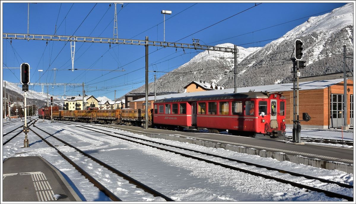 Von der Albulatunnelbaustelle kehrt der Bauzug mit Steuerwagen Xa99801 und der Ge 4/4 I 605  Silvretta  zurück nach Samedan. (08.11.2016)