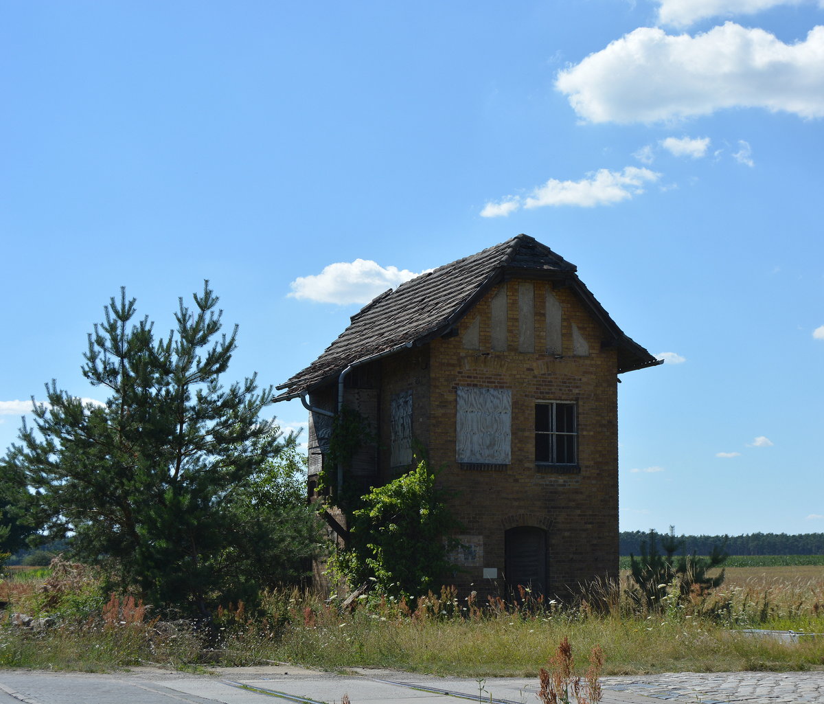 Von der alten Blockstelle NW in Nedlitz ist nicht mehr viel übrig. Seit 2004 nagt der Zahn der Zeit an dem Bauwerk. 1992 wurde die Strecke ab Nedlitz bis Güterglück 2 Gleisig ausgebaut und 1 Jahr später elektrifiziert. Nur knapp 10 Jahre später wurde die Strecke stillgelegt und wird teilweise zurück gebaut. 

Nedlitz 20.07.2016

