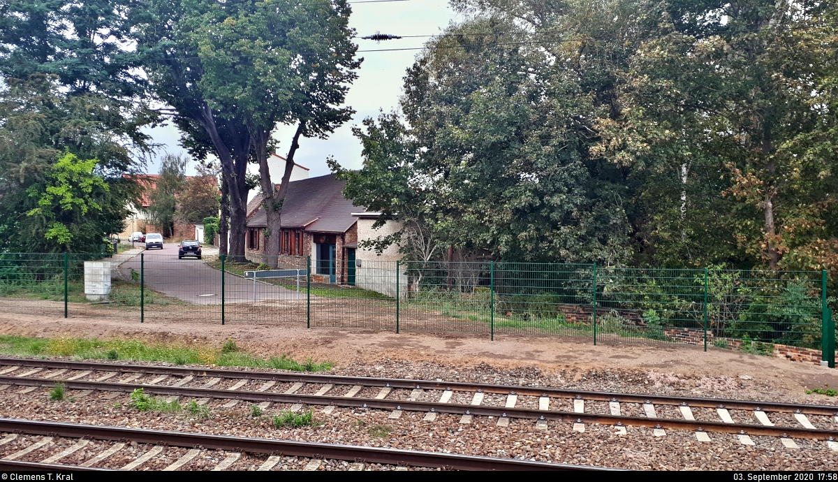 Von der Anrufschranke in Zscherben, Angersdorfer Straße, ist inzwischen nichts mehr übriggeblieben. Die Anlage wurde im Juli 2020 ersatzlos abgebaut und ein Zaun gezogen. In weniger als 100 Metern Entfernung befindet sich jedoch seit Längerem eine Eisenbahnunterführung (EU).
(Smartphone-Aufnahme)

🚩 Bahnstrecke Halle–Hann. Münden (KBS 590)
🕓 3.9.2020 | 17:58 Uhr