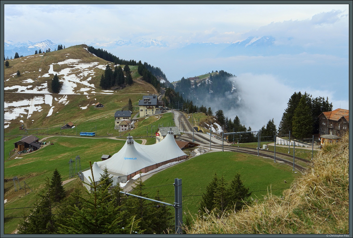 Von Arth-Goldau kommend erklimmt der BDhe 2/4 Nr. 13 am 23.04.2022 den Rigi. Gleich wird Rigi Staffel erreicht, wo die beiden Rigibahnen aufeinander treffen und gemeinsam weiter zum Gipfel Rigi Kulm führen.