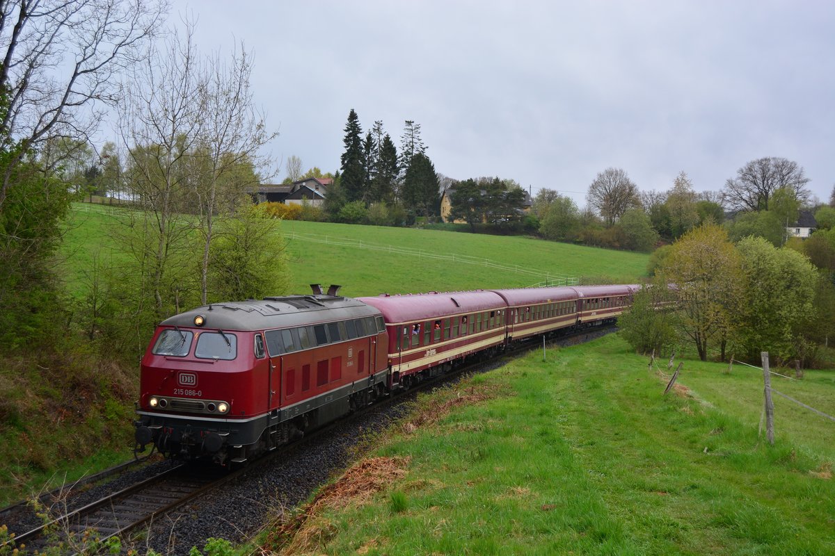 Von Au bis Altenkirchen zog 215 086-0 den Sonderzug über die Oberwesterwaldbahn während die 52 4867 als Schublok am Zugchluss dampfte. Hier fährt der Sonderzug gerade an Niederhausen Richtung Altenkirchen.

Niederhausen 22.04.2017
