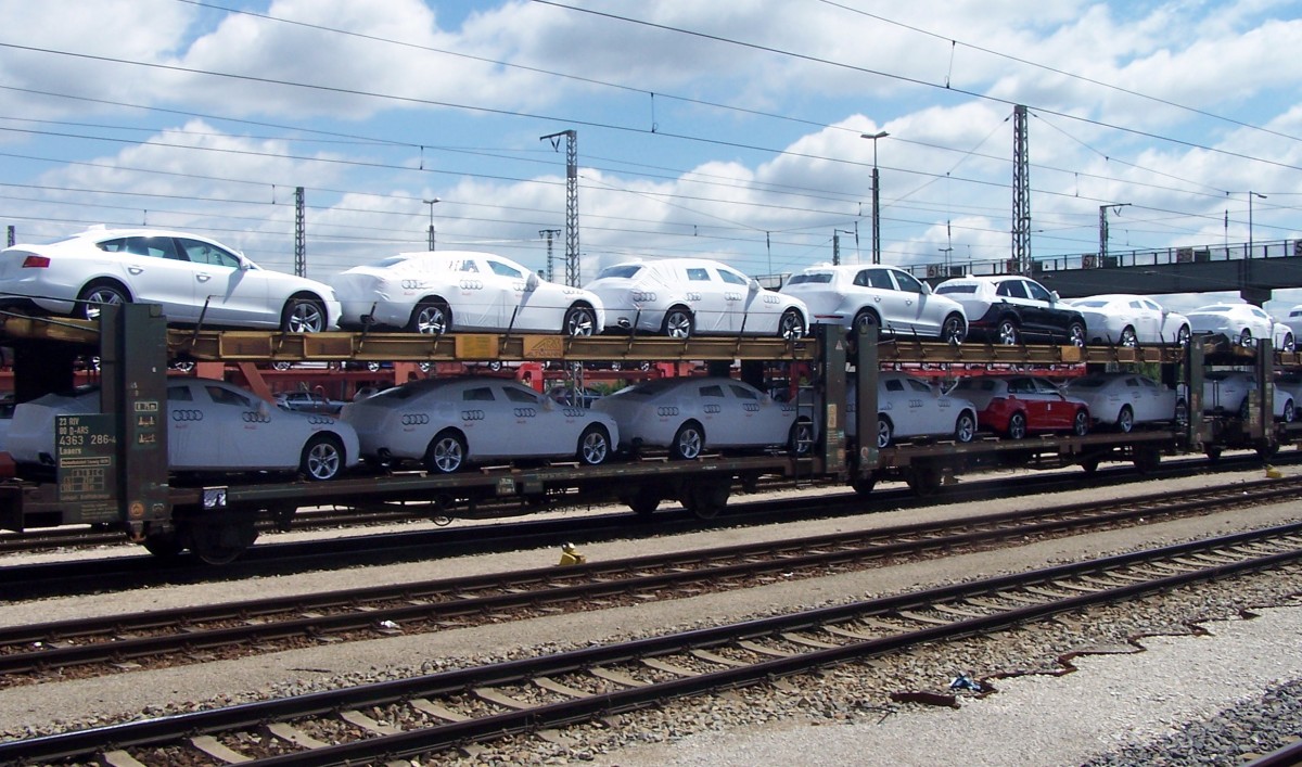 Von Audi beladener Laaers der Spedition  ARS Altmann AG Automobillogistik , mit der Nr. 23 RIV 80 D-ARS 4363 286-4, beheimatet in Coswig /Sachsen Anhalt. Aufgenommen in Ingolstadt am 11.7.14.