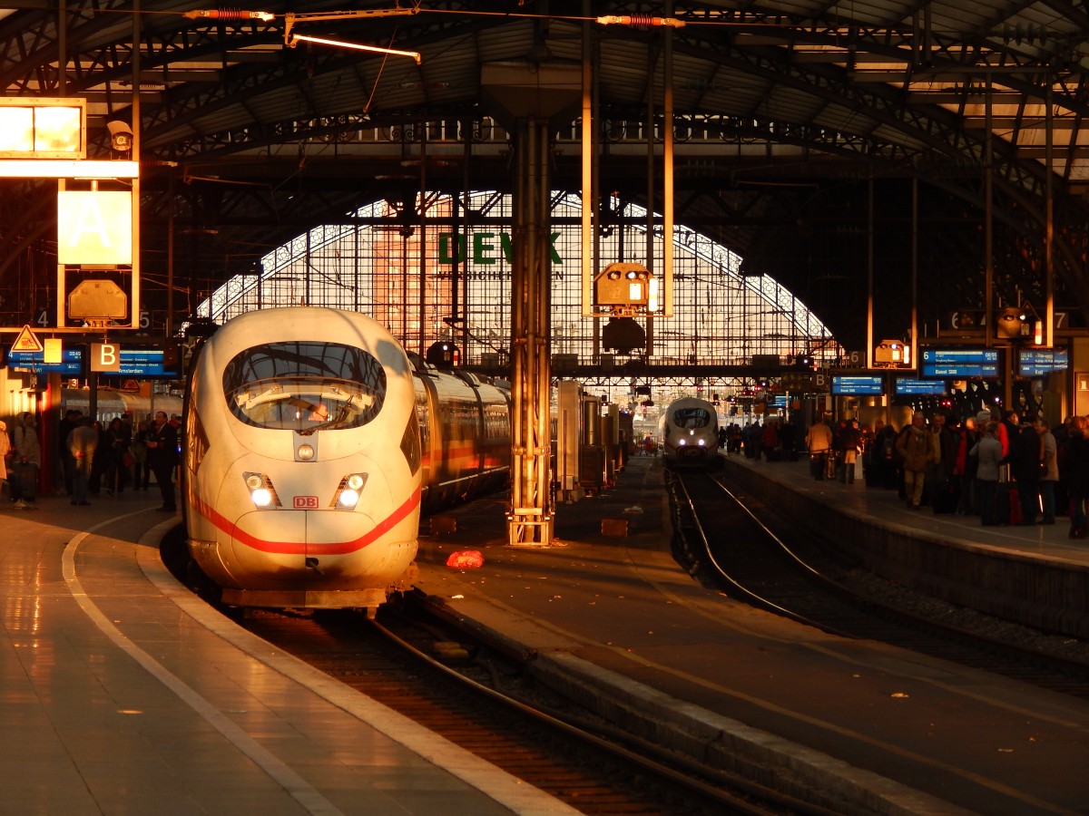 Von der aufgehenden Sonne angestrahlt steht der ICE nach Amsterdam im Kölner Hbf während rechts gerade der ICE nach Basel zusammen gestellt wird.

Köln 05.12.2015