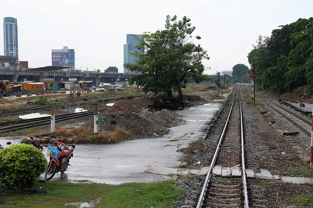 Von der aufgelassenen Bang Sue Junction Station für die Züge der Northern- und North-Eastern-Line ist nur mehr der ramponierte Bahnsteig übrig. Bild vom 15.Mai 2018.