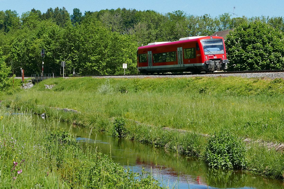 Von Aulendorf kommend fhrt 650 201-6 als RE 22587 nach Friedrichshafen Stadt im Schussentobel bei Kilometer 160.6 an einem von der Schussen abgehenden Kanal entlang und wird in Krze Durlesbach passieren (03.06.2019).