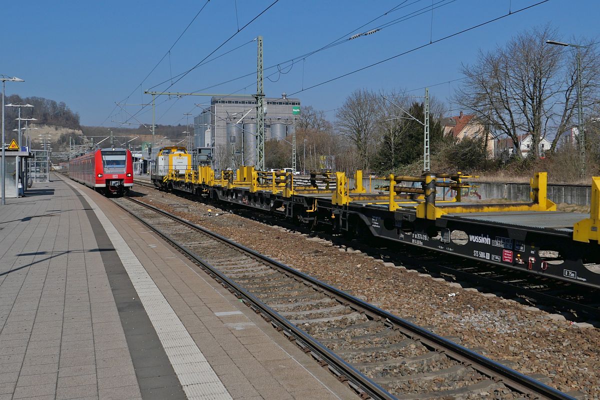 Von Aulendorf kommend zieht 293 510-4 der SGL am 03.03.2022 eine aus sechs Wagen bestehende Langschienentransporteinheit der Bauart Rlns des Herstellers Vossloh durch den Bahnhof von Biberach (Riß) in Richtung Ulm