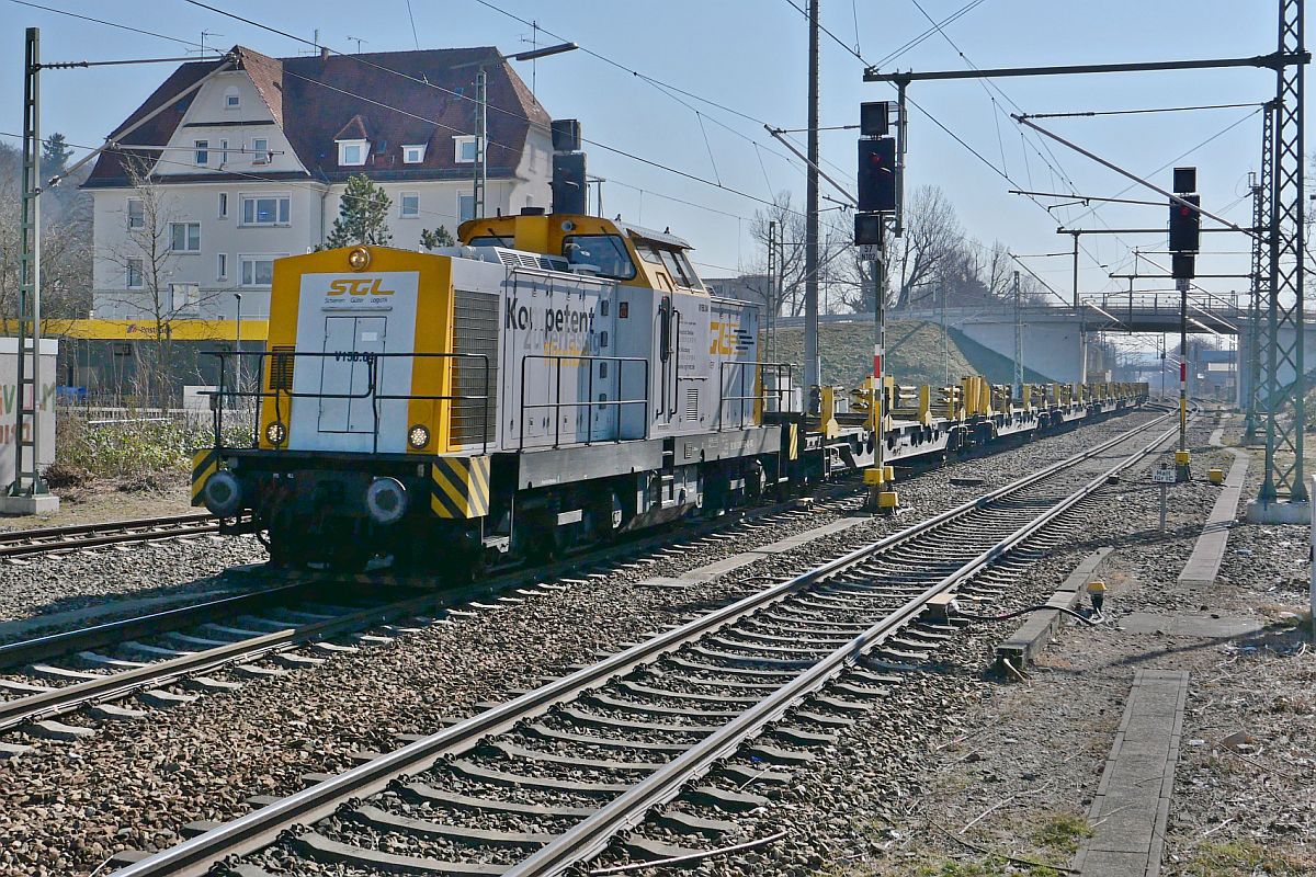 Von Aulendorf kommend zieht 293 510-4 der SGL am 03.03.2022 eine aus sechs Wagen bestehende Langschienentransporteinheit der Bauart Rlns des Herstellers Vossloh durch den Bahnhof von Biberach (Riß) in Richtung Ulm