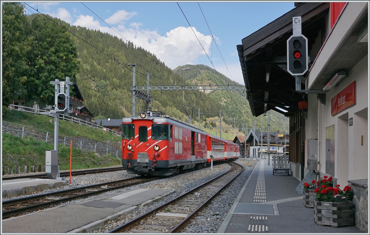 Von den Ausfahrsignalen C2 und C1 eingerahmt erreicht der MGB Deh 4/4 I 23 mit seinem Regionalzug von Disentis nach Andermatt den Bahnhof von Sedrun.

16. September 2020
