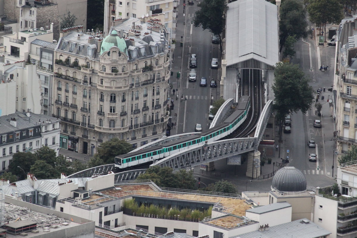 Von der Aussichtspplattform des Tour Montparnasse ergeben sich völlig neue Ausblicke. So auch auf die Hochbahnstrecke der Linie 6 der Pariser Metro. Aufnahmedatum: 10.08.2016