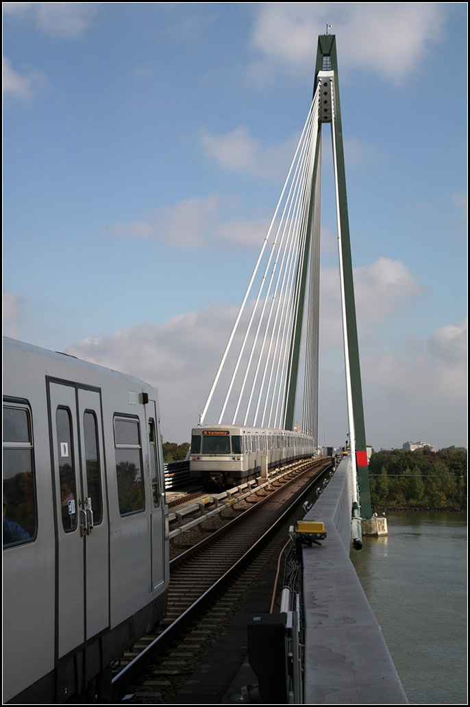 Von der Auto- zur U-Bahnbrücke -

Die Donaustadtbrücke wurde 1997 fertiggestellt und wurde zunächst als Umleitungstrecke für die benachbarte Autobahnbrücke genutzt. Ab 1998 diente sie ausschließlich dem Busverkehr und seit 2006 fährt hier die Wiener U-Bahn (Linie U2) über die Donau. Blick von der Station Donaumarina auf die Schrägseilbrücke.

07.10.2016 (M)