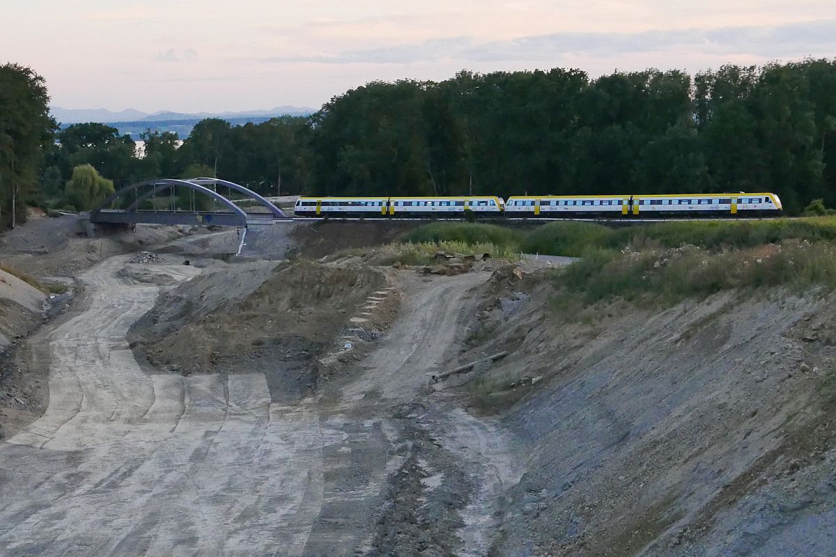 Von Basel Bad Bf kommend werden am 04.08.2019 zwei Triebwagen der Baureihe 612 als IRE 3053 auf der Fahrt nach Ulm gleich die im März 2019 eingeschobene neue Eisenbahnbrücke bei Fischbach überfahren, die über eine im Bau befindliche vierspurige Umgehungsstraße führt.