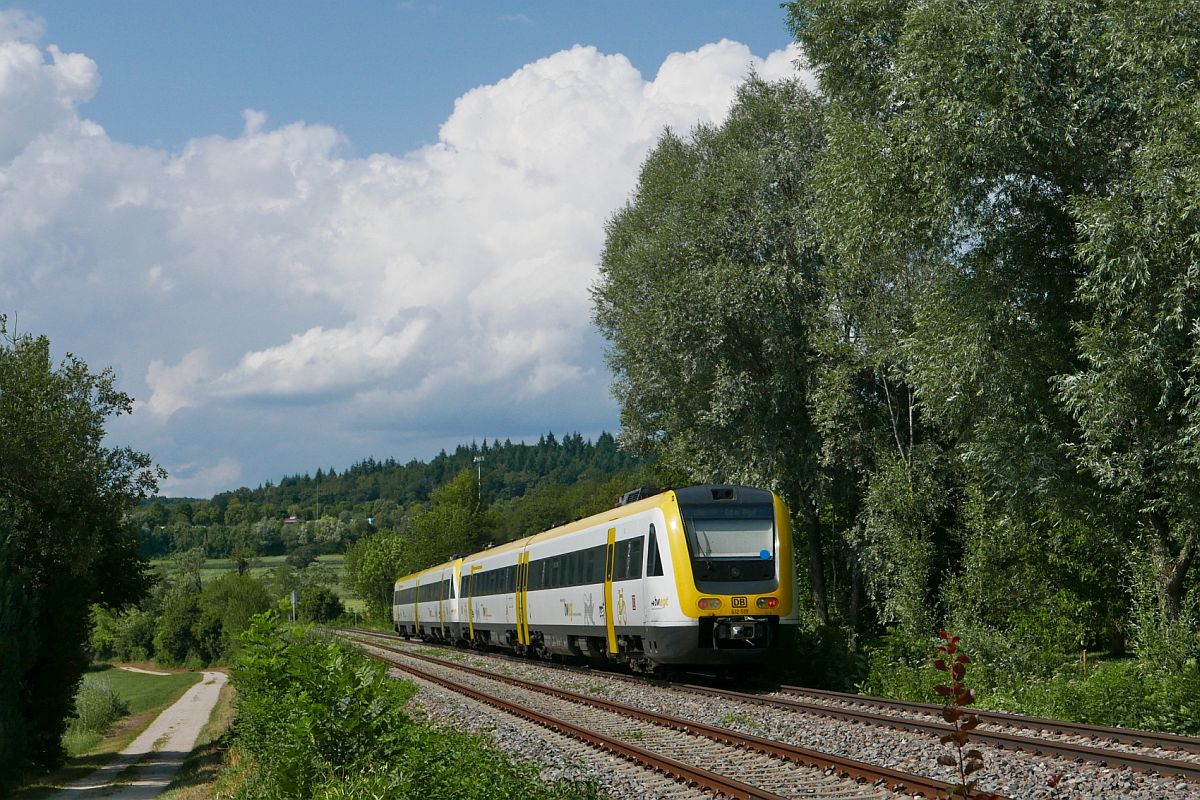 Von Basel Bad Bf kommend befinden sich 612 519 und ein weiterer Triebwagen der Baureihe 612 am 27.07.2019 bei Radolfzell als IRE 3049 auf der Fahrt nach Ulm.