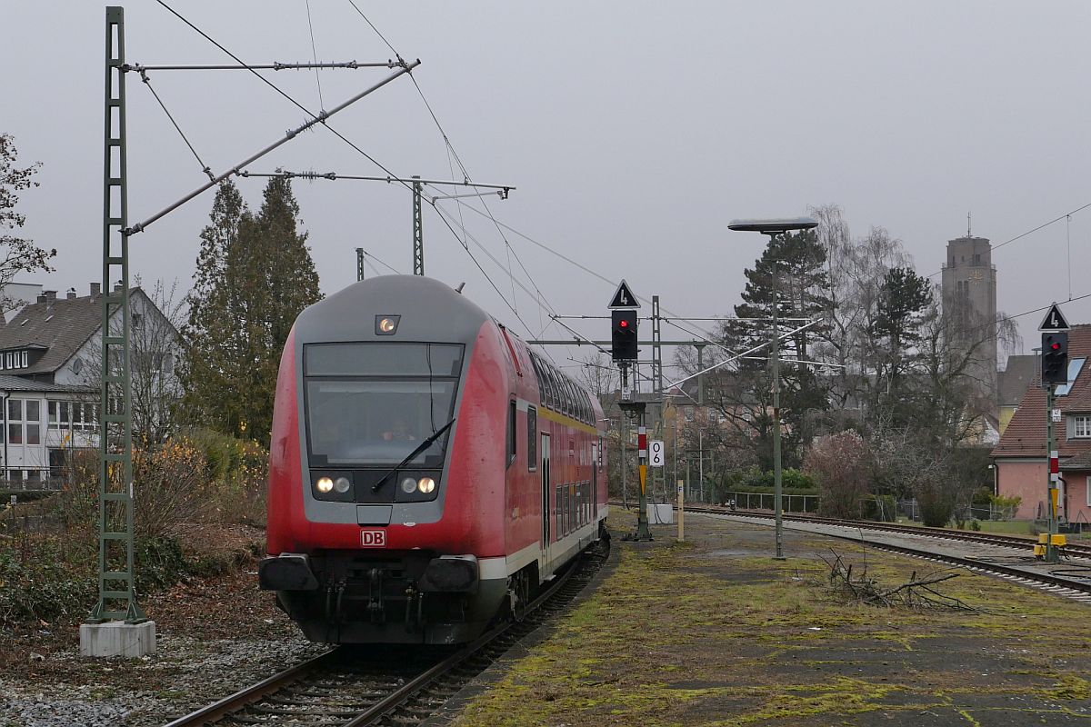 Von Basel Bad Bf kommend erreicht IRE 3 / 3053 mit Steuerwagen DABpbzfa 764.0 (50 80 86-35 007-3) am 14.12.2021 den Zielbahnhof, Friedrichshafen Hafen