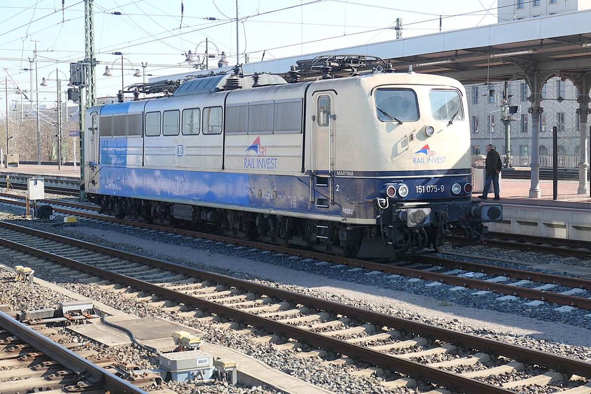 von der Baureihe 151 gibt es auch eine  Lok mit zwei Gesichtern ; die 151 075 mit ihrer  Bundesbahnseite  abgestellt in Dresden Hauptbahnhof im März 2025